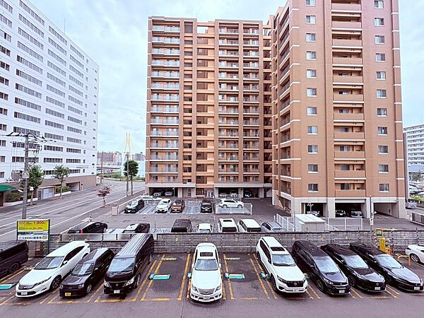 【心を解き放つ、空と緑のハーモニー】遮るもののない眺望が、あなたの暮らしに癒しと安らぎをもたらします。陽光を浴びながら、家族と過ごすかけがえのない時間を満喫できます。