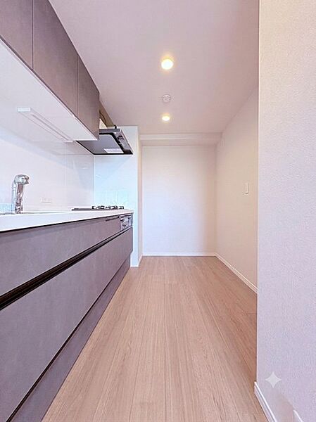 【ストレスフリーな毎日を】奥様が長い時間を過ごすキッチンは、使い勝手の良い家事動線で、家族とのコミュニケーションがはかれるキッチンを採用しています。家事効率を考えた動線と広々とした空間です。