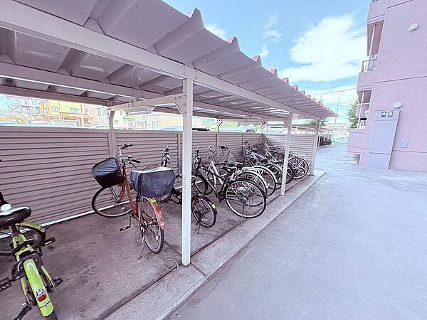 【駐輪場完備！自転車ライフをもっと便利に】通勤・通学に、休日のサイクリングに。広々とした駐輪場が、あなたの自転車ライフをしっかりサポート。いつでも気軽にお出かけできます。