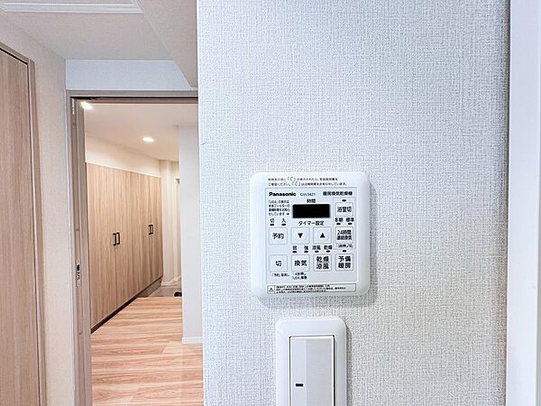 【雨の日も雪の日も、洗濯物を気にしない！】浴室暖房乾燥機付きで、冬のヒートショック対策にも。一年中快適なバスタイムを。心からゆったりと寛いでいただけるよう、ゆとりのスペースを確保しております。