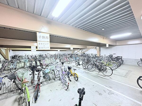【駐輪場完備！自転車ライフをもっと便利に】通勤・通学に、休日のサイクリングに。広々とした駐輪場が、あなたの自転車ライフをしっかりサポート。いつでも気軽にお出かけできます。