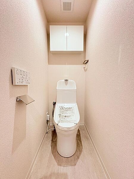 【最新式のトイレで、清潔＆快適！】温水洗浄便座で毎日をもっと心地よく。心地よい温もりで、ワンランク上のリラックスタイムを。清潔感あふれる独立型トイレで、ゆったりと落ち着いた時間を過ごしませんか？