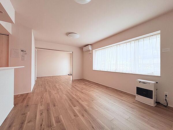 【大きな窓から陽光が降り注ぐ、明るい部屋】毎日を心地よく照らし、家族の笑顔があふれる開放的な空間です。開放感と明るさをもたらす魅力のリビング。自然とくつろぎの場所に。