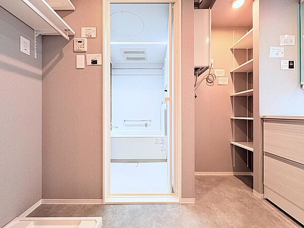 【散らかりがちな洗面周りもすっきり！】豊富な収納スペース付き洗面台で、毎日使うものが綺麗に収まり、快適な朝の身支度を。何かと物が増える場所だからこそ、スッキリと見映えの良い空間に。