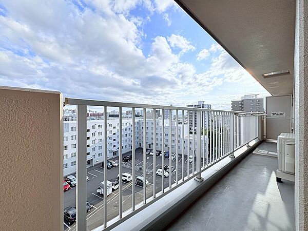 【心を解き放つ、空と緑のハーモニー】遮るもののない眺望が、あなたの暮らしに癒しと安らぎをもたらします。陽光を浴びながら、家族と過ごすかけがえのない時間を満喫できます。