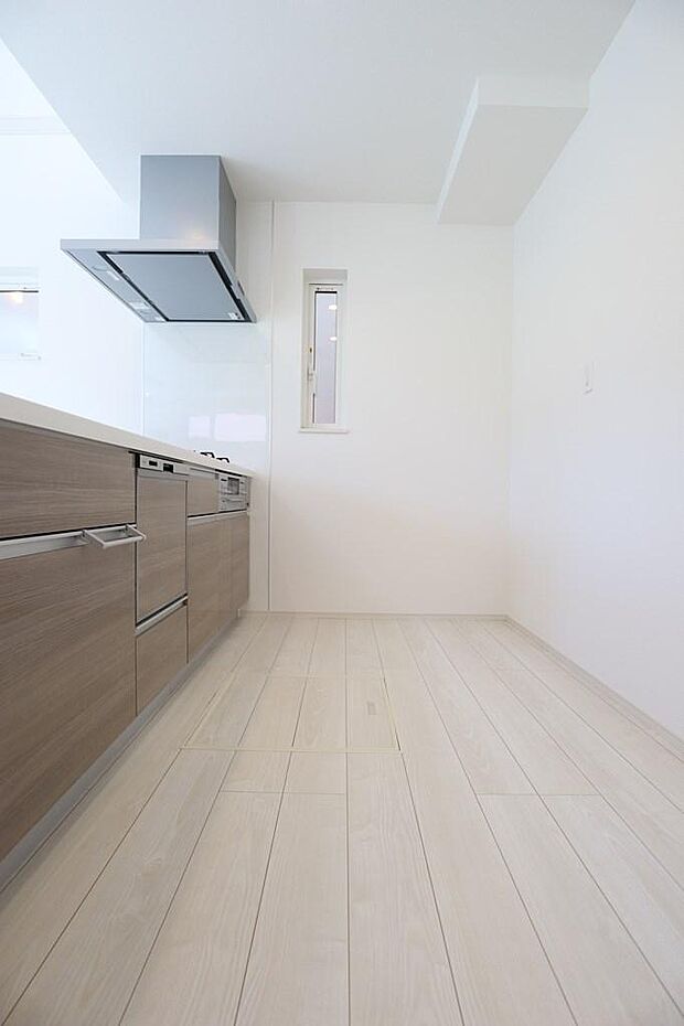 【5号棟】ご家族みんなで調理ができる位のスペースを実現したキッチン空間となっております。