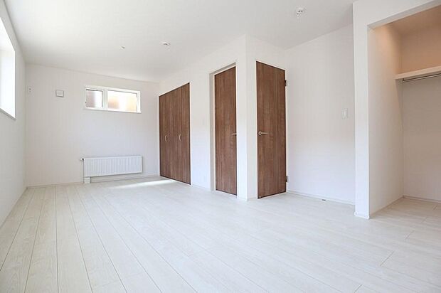 【4号棟】居室にはクローゼットを完備し、自由度の高い家具の配置が叶うシンプルな空間です。