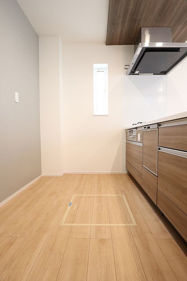 ご家族みんなで調理ができる位のスペースを実現したキッチン空間となっております。※類似物件の写真です。