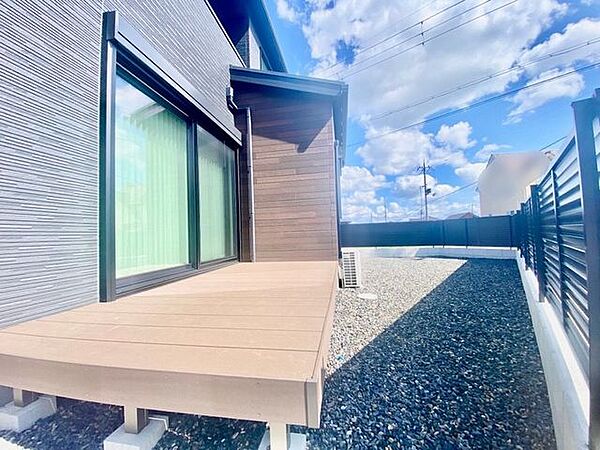 ちょっとしたウッドデッキがあると良いかと思います。横のお庭でBBQなども楽しんで頂けると思います。