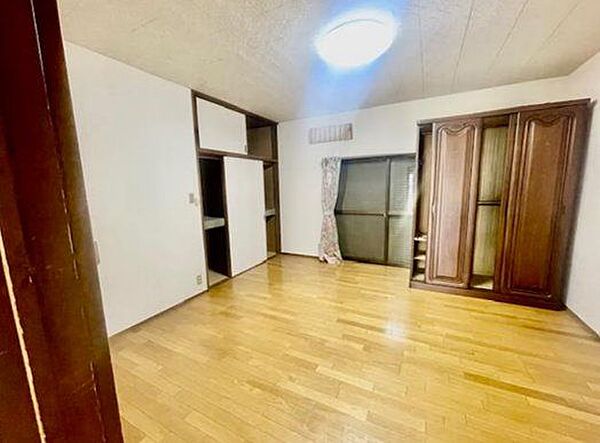 1階、10帖の洋室です。