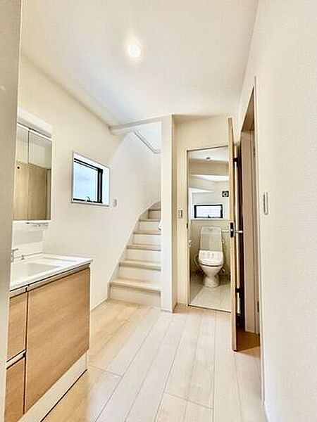 階段横にはトイレがあります