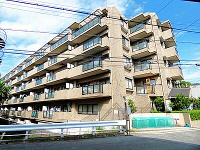 外観：近鉄奈良「富雄」駅徒歩１８分。南・東角部屋、陽当り良好。専用面積８４．４平米。間取り４ＬＤＫ。平成２８年４月室内リノベーション実施