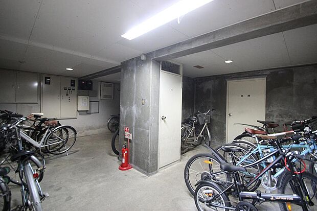 建物内に駐輪場があり、安心して自転車の保管が可能です