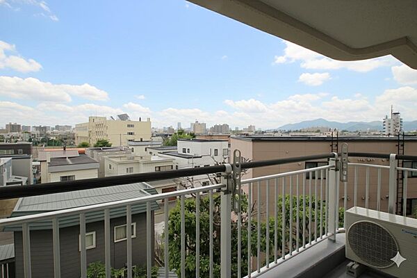 4階部分・南東向きバルコニーからの心地よい眺望！陽当り・通風ともに良好で開放感があります
