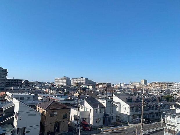 お部屋からの眺望。お天気のいい日は富士山も見えます。