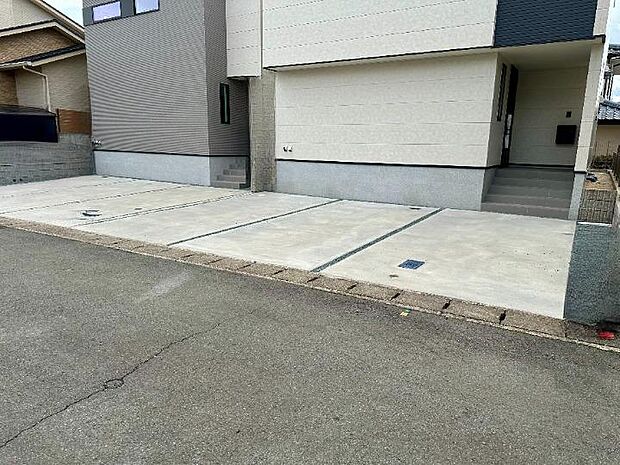 コンクリート仕上げの駐車場です。