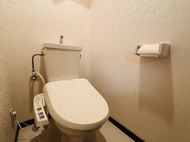 温水洗浄便座付きのトイレです♪