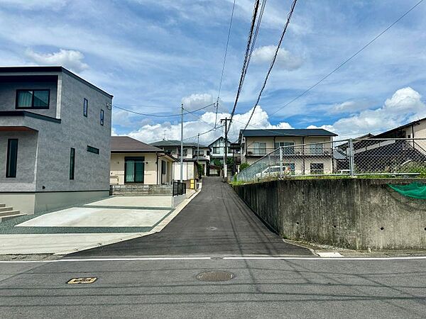 閑静な住宅街に立地しています。落ち着いた環境で生活できますね。
