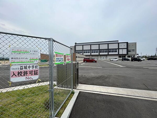 益城中学校まで約1800ｍ/徒歩約23分