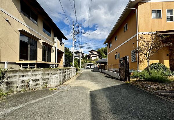 前面道路広々としているので駐車しやすいですね。