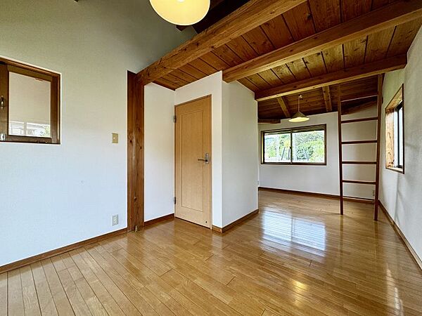 ロフト付きの洋室！寝室としても子供部屋としても使用できます。