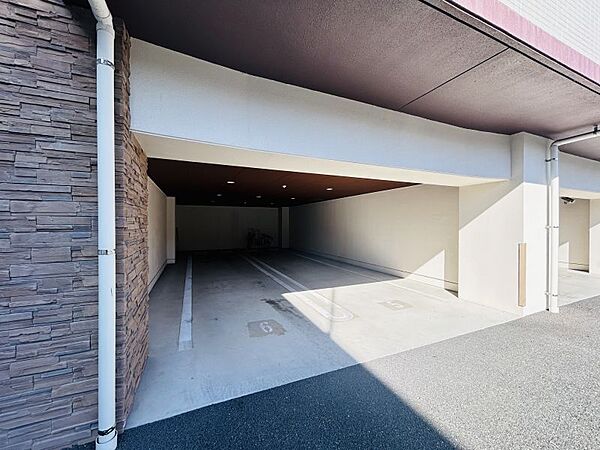 敷地内駐車場縦列2台継承可能です♪ご夫婦で使用したいご家族にも便利です！