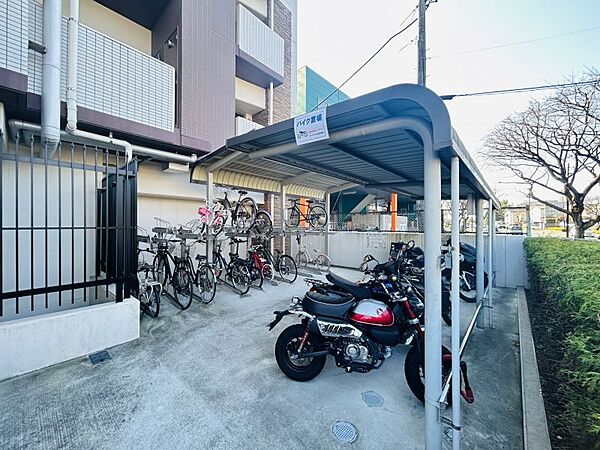 バイク置き場と駐輪場は、屋根付きなので雨などから守ります！