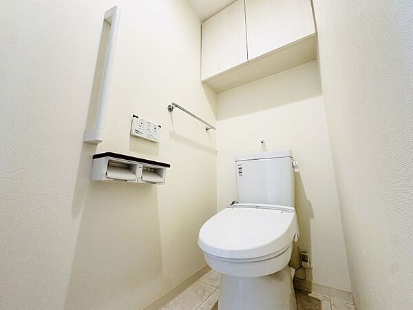 上部に収納のあるトイレです♪