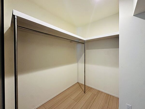 主寝室横の大容量のWICです♪
