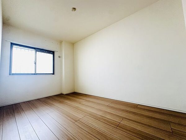 北側でもエアコン取付可能な約6帖の洋室です♪