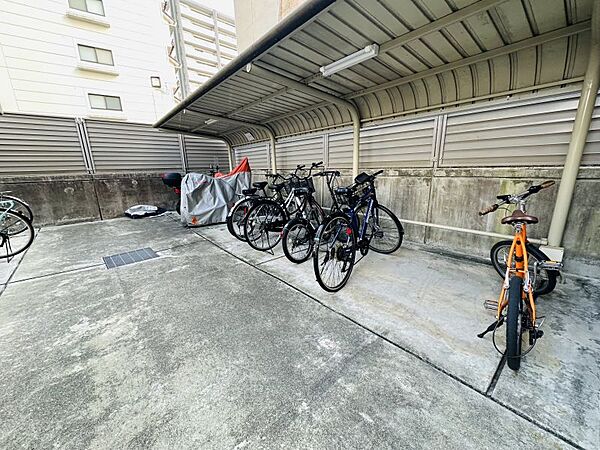 屋根付きのバイク置き場です♪