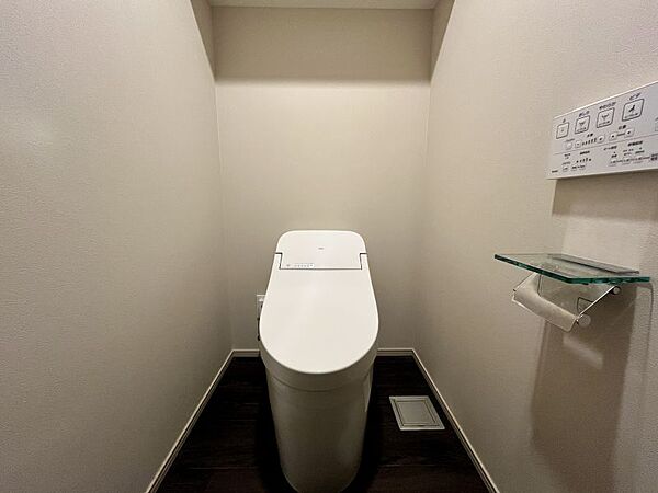 シンプルで清潔感あるトイレは温水洗浄便座機能も完備されています♪