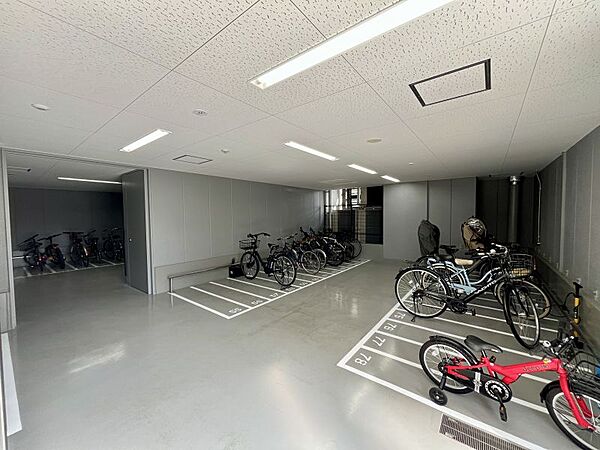 区画された屋内駐輪場のためキレイに整理されています！また雨や夏の暑い陽射しから自転車を守ります♪