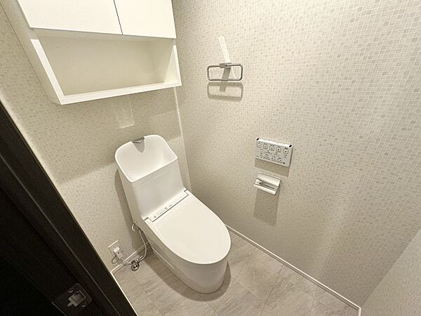 収納付きトイレ♪トイレットペーパーや掃除用具もすっきり片付きます！