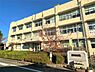 周辺：尾ノ上小学校まで　2100m　徒歩約27分●教育目標：子どもも職員も楽しく笑顔あふれる学校をつくろう～一人一人が主体的に考え、仲間とともに学びあう児童の育成～