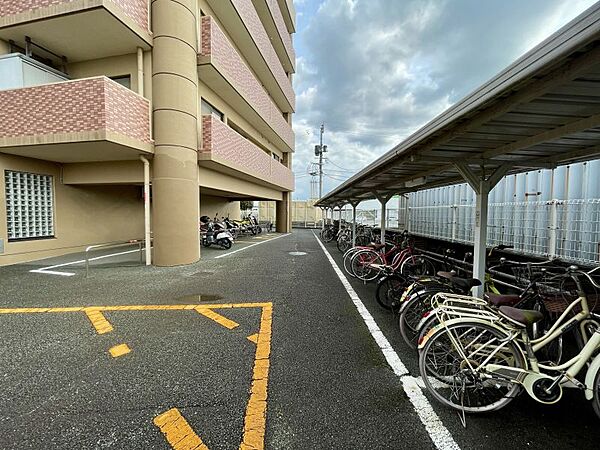 駐輪場には屋根があります。雨の日も安心してご利用いただけます。
