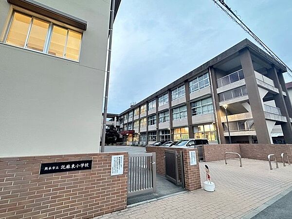 託麻東小学校まで　2475m　徒歩約31分●教育目標：『自分をつくる』～賢（かしこく）・睦（なかよく）・剛（たくましく）　東区で最も児童生徒数の多い小学校です。ソフトボール部があります。