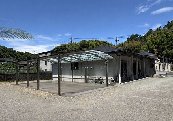 広々としたお土地で、お庭で菜園やガーデニングを楽しめます。ゆとりある生活はいかがですか。