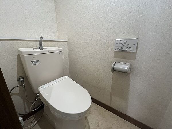 白を基調とした清潔感のあるトイレ！掃除もしやすいですね。