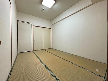 リビング隣接の和室はお昼寝やご来客時にも重宝します♪※AI加工により物消しを行っております。