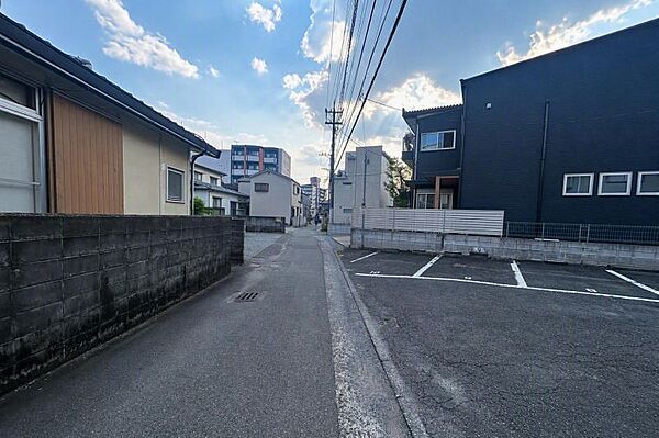 南面道路に面しているため、採光を確保できます♪