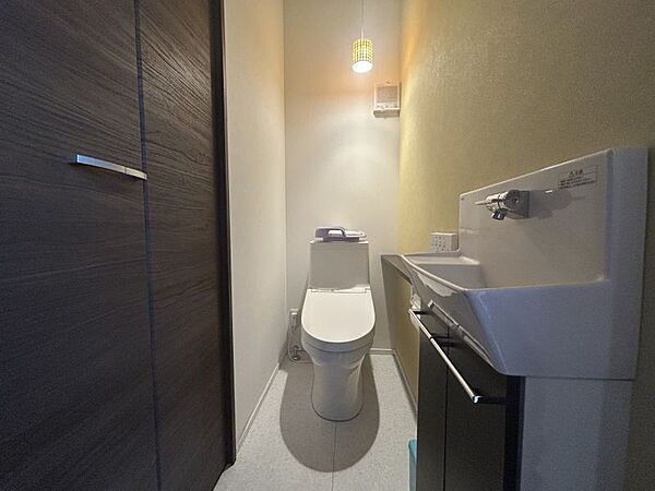 使いやすい手洗いカウンターのあるおトイレです♪