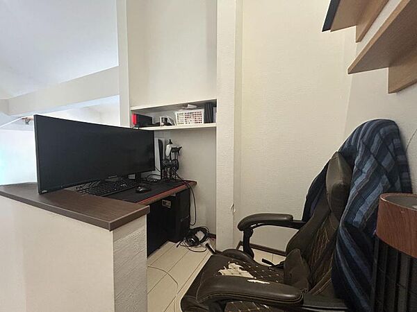 在宅ワークも可能なスキップフロア♪※一部AI加工により残置物を除去しています。