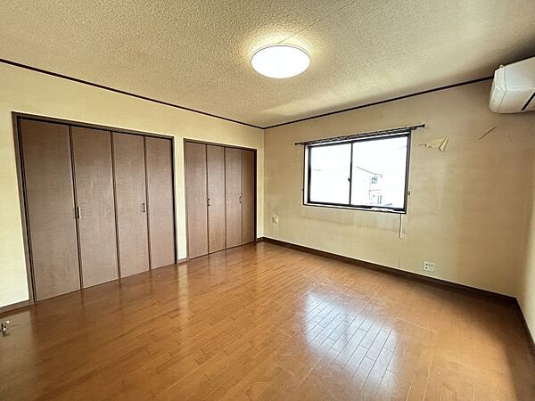 約8帖の主寝室！収納も大きく、お部屋を広くお使いいただけます！