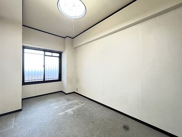 北側に面した窓は、安定した光を室内にもたらします。どんな家具を置くか考えるのが楽しくなりますね♪
