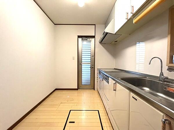 便利な勝手口があるキッチン。※一部AI加工により家具等を除去しています。