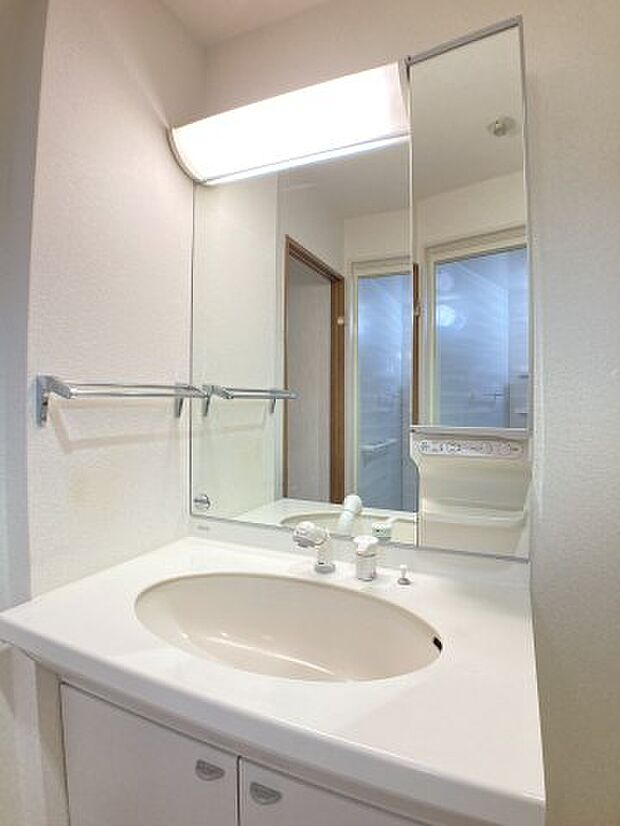 大きな鏡のシャワー付き洗面化粧台。鏡裏収納もあり、サニタリー用品をスッキリ収納できますね。