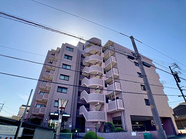 JR奈良駅から徒歩11分。趣ある商店街に溶け込む全28戸のマンションです。