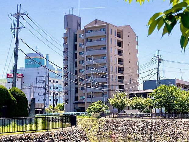近鉄橿原線「八木西口」駅徒歩6分、近鉄大阪線「大和八木」駅徒歩10分/全30戸のマンションです。