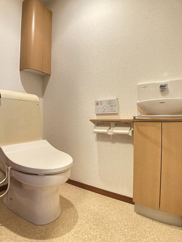 手洗い付きの、温水洗浄暖房便座のトイレ空間は広めに作られております。